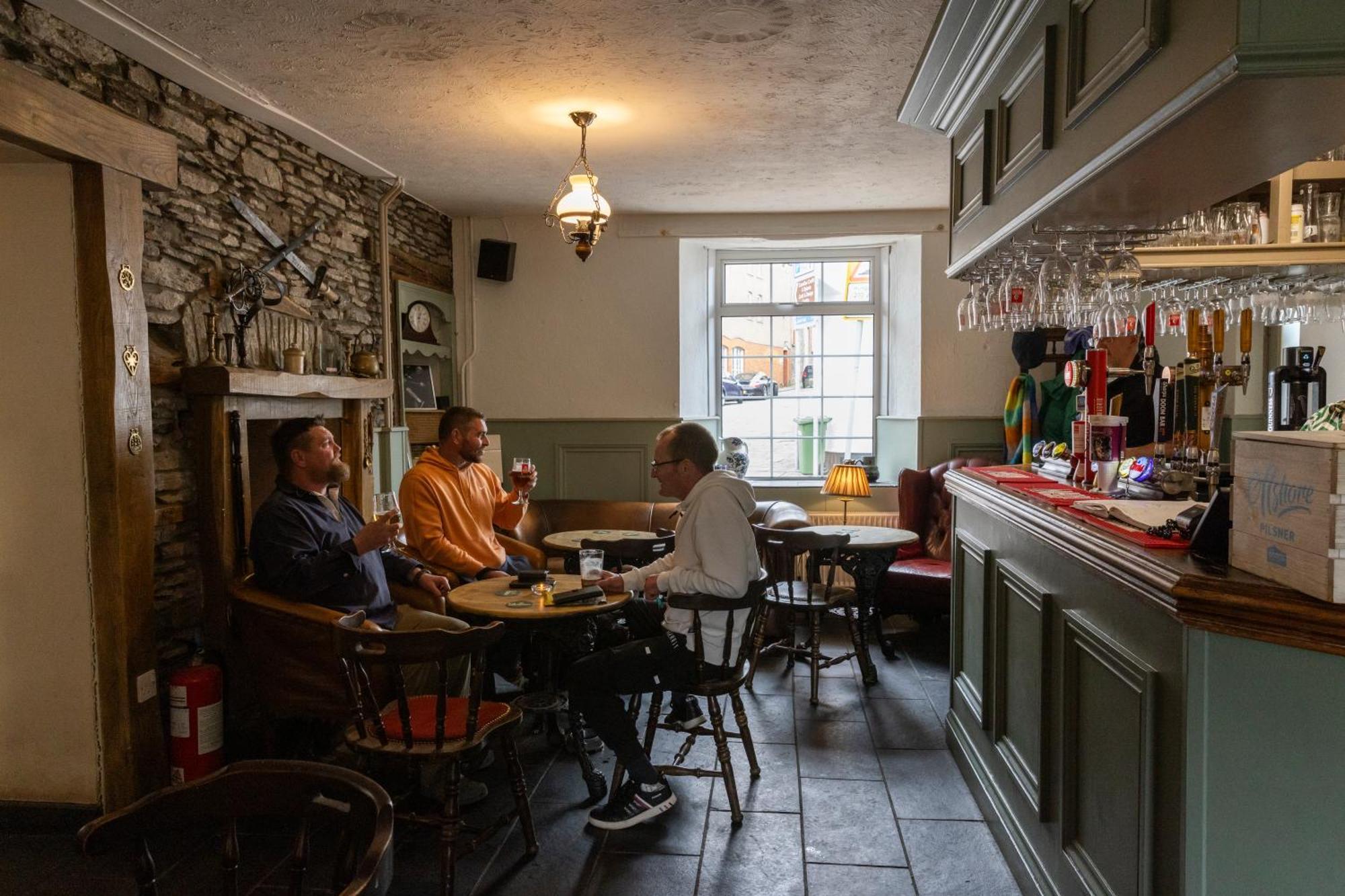 The Bear Inn Llantrisant  Buitenkant foto