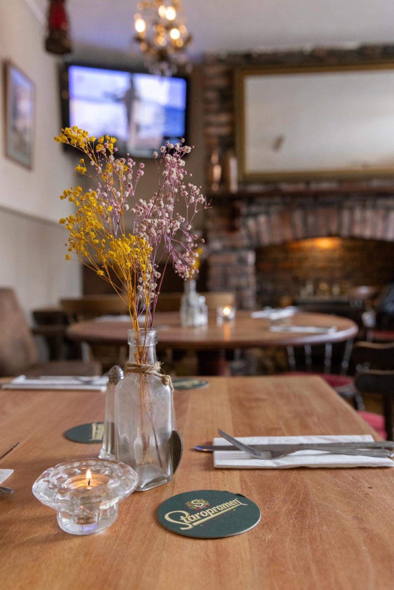 The Bear Inn Llantrisant  Buitenkant foto