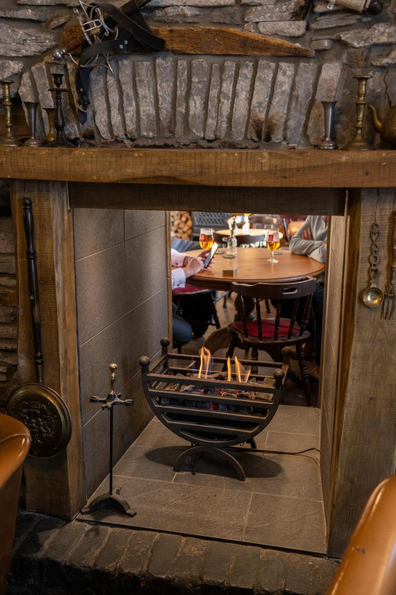 The Bear Inn Llantrisant  Buitenkant foto