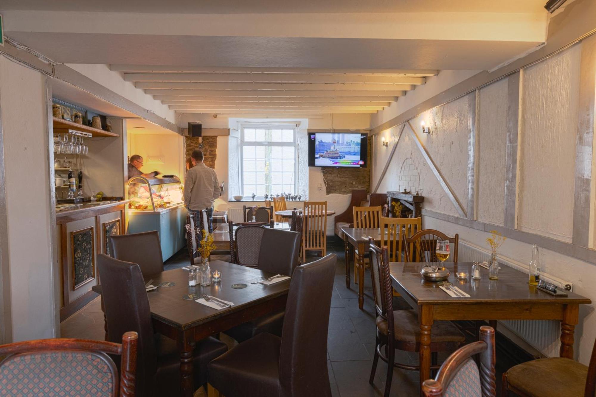 The Bear Inn Llantrisant  Buitenkant foto